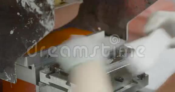 工人操作标签垫印刷机视频的预览图