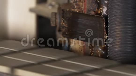 木板在数控机床上进行工业家具生产视频的预览图