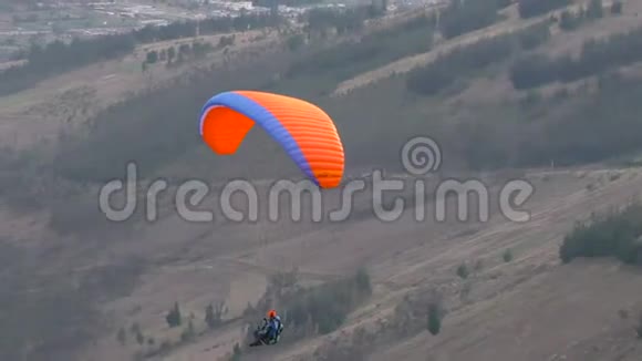 安第斯山脉防止人口密集地区的梭罗滑翔伞飞行视频的预览图