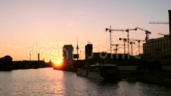柏林河畔的剪影视频的预览图
