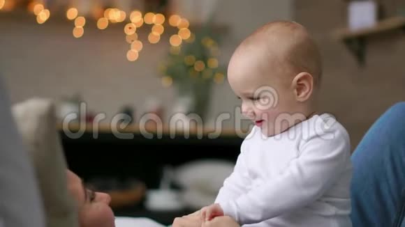 生命中最美好的时刻一位充满爱心的年轻母亲在雪白的毯子上在洁白的毯子上拥抱一个哺育的儿子视频的预览图