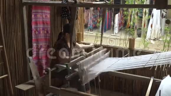 女人用腰织机工作视频的预览图