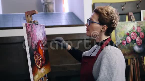 中年妇女的肖像在吸取教训中吸取石油视频的预览图