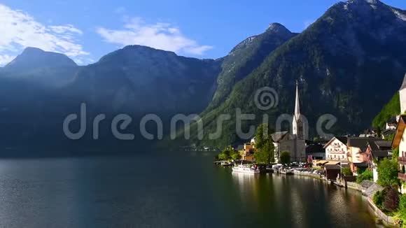 奥地利阿尔卑斯山湖泊附近的Hallstatt村教科文组织世界遗产视频的预览图