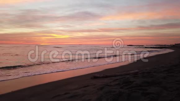 令人惊叹的金色时刻日落在海滩与美妙的粉彩天空视频的预览图