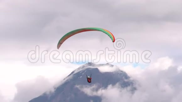 安第斯山脉中防止人口聚集区的串联滑翔视频的预览图