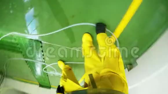 头部安装动作镜头工人清理屠宰场视频的预览图