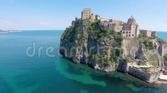 意大利地标伊希亚附近阿拉贡城堡的伊马科拉塔圆顶教堂视频的预览图