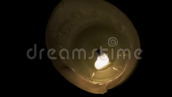 一支蜡烛在黑暗中燃烧风吹视频的预览图