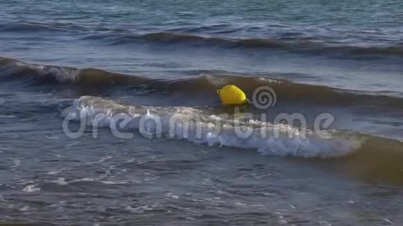 黄色浮标漂浮在海水中缓慢运动漂浮在水波上的浮标视频的预览图