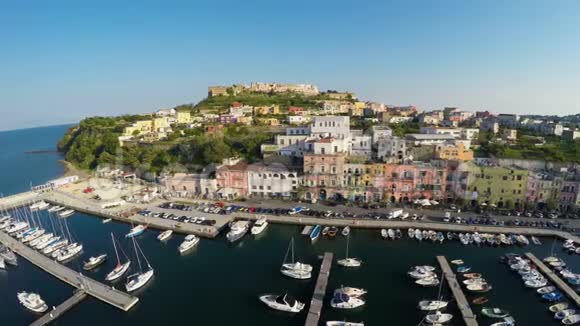 地中海海滨小镇航拍船只停靠港口暑假视频的预览图