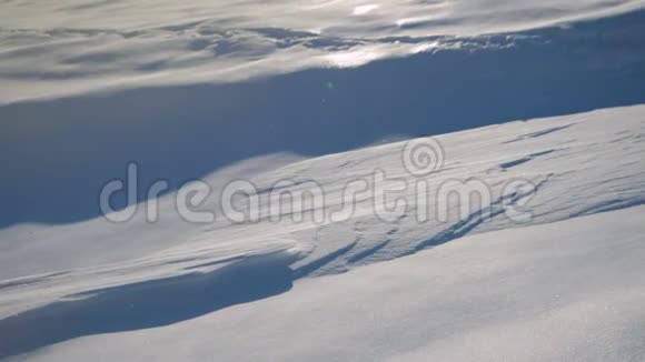 脚脚很陡徒步旅行冬天的雪景户外运动视频的预览图