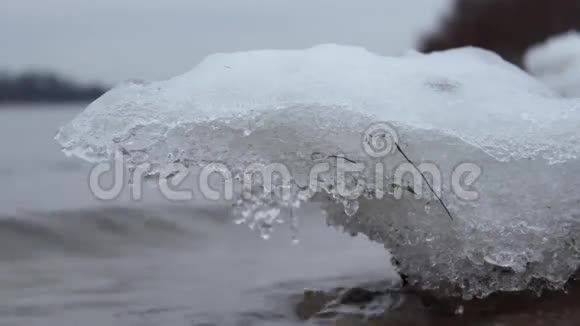 波浪冲走了雪视频的预览图