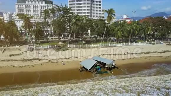 风雨后的城市海滩与破碎的房屋垃圾载沙城视频的预览图