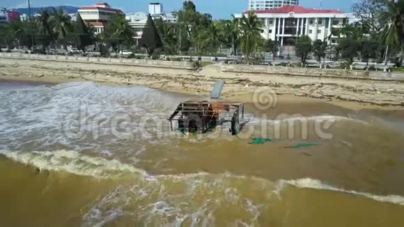 海滩上景的风暴屋打破了泡沫浪潮视频的预览图