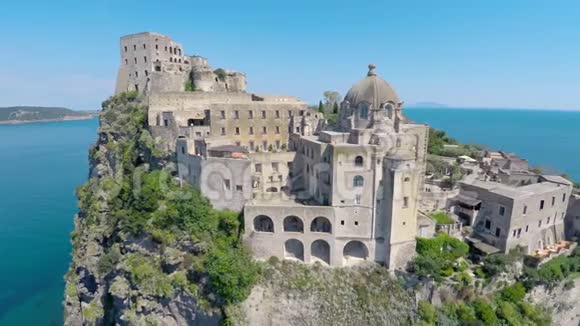 蓝色那不勒斯海湾小岛上令人惊叹的中世纪城堡前往意大利视频的预览图