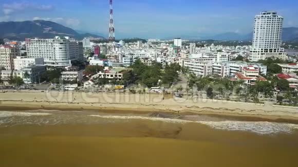 黄海浪迹沙滩现代都市全景视频的预览图
