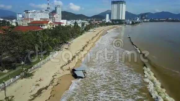 度假村台风过后海浪在沙滩上翻滚视频的预览图