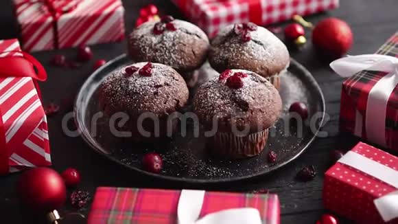 圣诞巧克力美味的松饼供应黑色陶瓷盘子视频的预览图