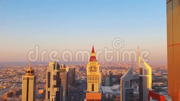 标志性的谢赫扎耶德公路摩天大楼和地标建筑的鸟瞰图日落时的迪拜城市道路和塔吉沃拉酒店的景观视频的预览图