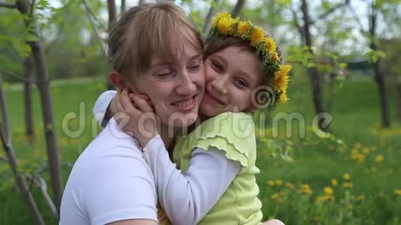 女孩拥抱她的母亲视频的预览图