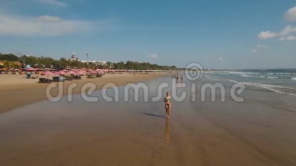 在海滩上奔跑的女孩印度尼西亚巴厘视频的预览图
