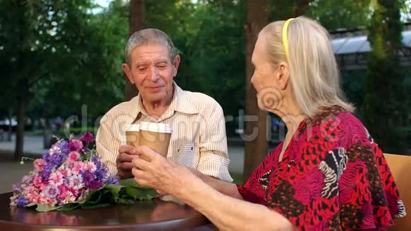 爷爷和奶奶在户外的咖啡馆里喝茶视频的预览图