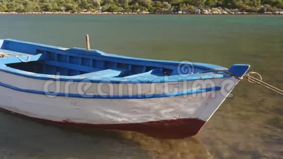 一艘木船系在码头上视频的预览图