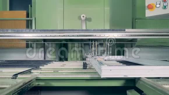机器人机械手控制PVC窗框的生产视频的预览图