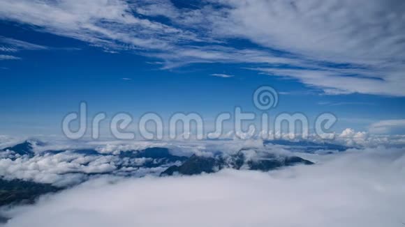 时光流逝美丽的薄雾和云雾笼罩在山上视频的预览图