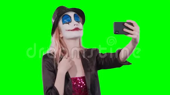 万圣节小丑化妆自拍手机视频的预览图