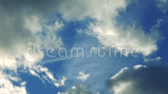 多云的蓝天许多白色和灰色的云层迅速地飞翔视频的预览图