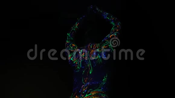 一个涂着荧光漆的女孩在黑暗中慢慢地舞动着臀部视频的预览图