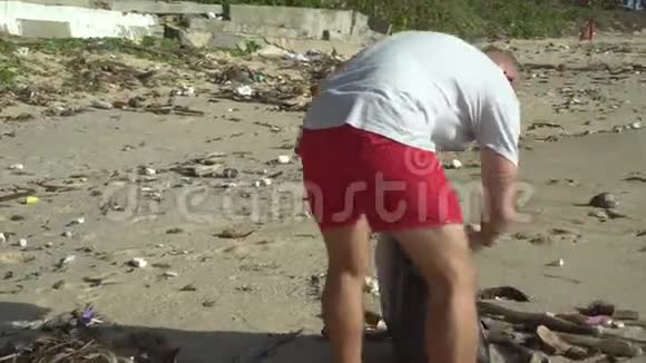 打扫海滩的人视频的预览图
