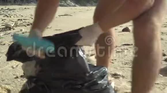 打扫海滩的人视频的预览图