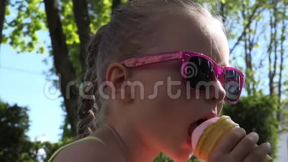 大自然中的一个女孩在华夫饼杯里吃冰淇淋视频的预览图