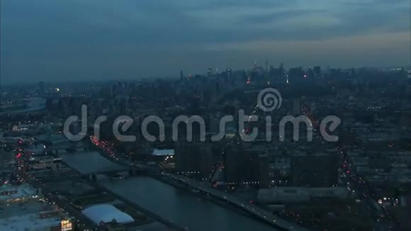 黎明时分纽约的桥梁和建筑物视频的预览图