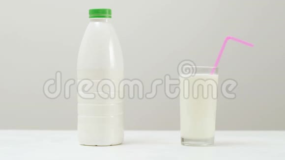 健康美味的奶昔瓶玻璃白色视频的预览图