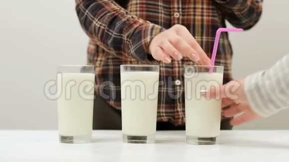 牛奶杯吸管鸡尾酒会健康生活方式视频的预览图