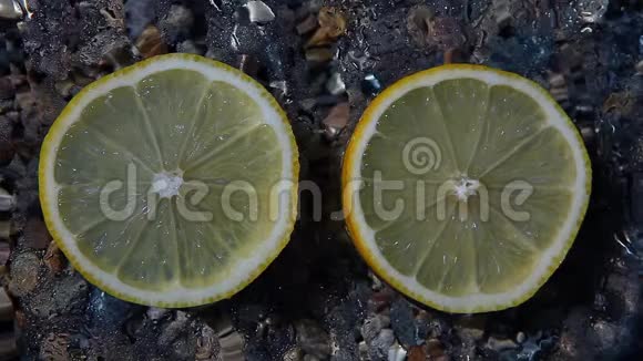新鲜柠檬水滴石头视频的预览图