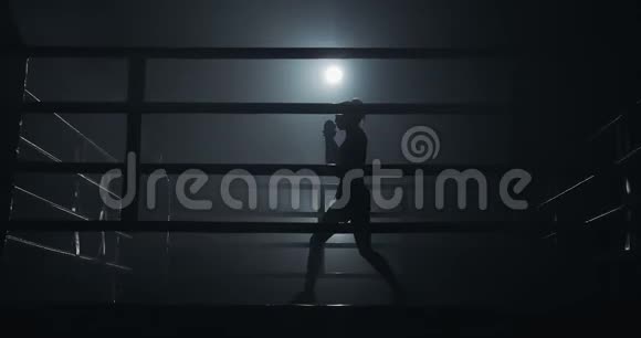 女拳击手在黑暗中训练慢动作剪影拳击概念视频的预览图