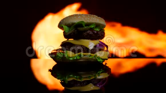 野味汉堡是火煮的视频的预览图