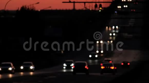 通勤者在回家的路上汽车在夜间高速公路上模糊视频的预览图