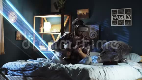 人在VR耳机里弹吉他视频的预览图