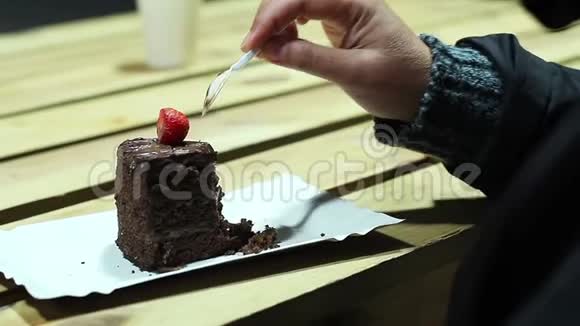 女性瘾君子吃高热量巧克力蛋糕不健康饮食视频的预览图