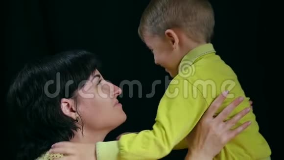 家庭幸福妈妈和孩子笑妈妈抱着孩子在怀里特写慢镜头妈妈的微笑视频的预览图