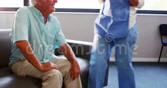 护理喂养老人视频的预览图