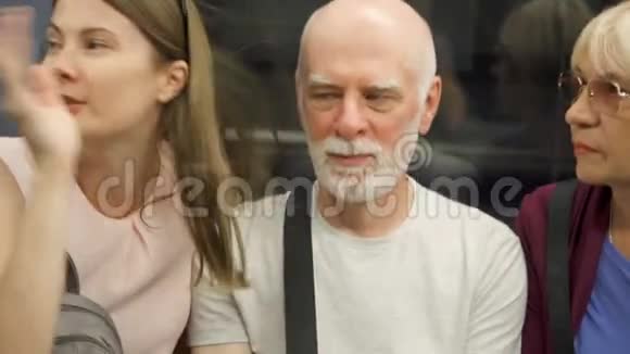 幸福的家庭一起享受假期年长夫妇和他们的女儿乘地铁旅行视频的预览图
