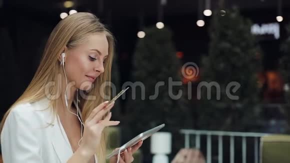 微笑的年轻女性从金色信用卡上获取了一个与平板电脑一起工作的数据视频的预览图