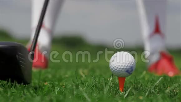 高尔夫球手打发球视频的预览图